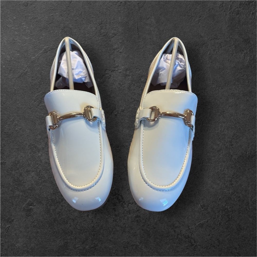 Chic Off White Patent Loafers with Gold Accent Women’s size 8.5